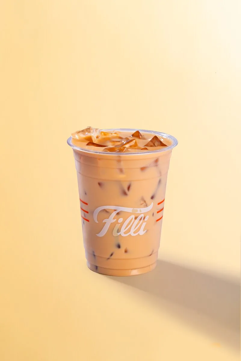 Clear FiLLi cup of creamy Spanish latte over ice
